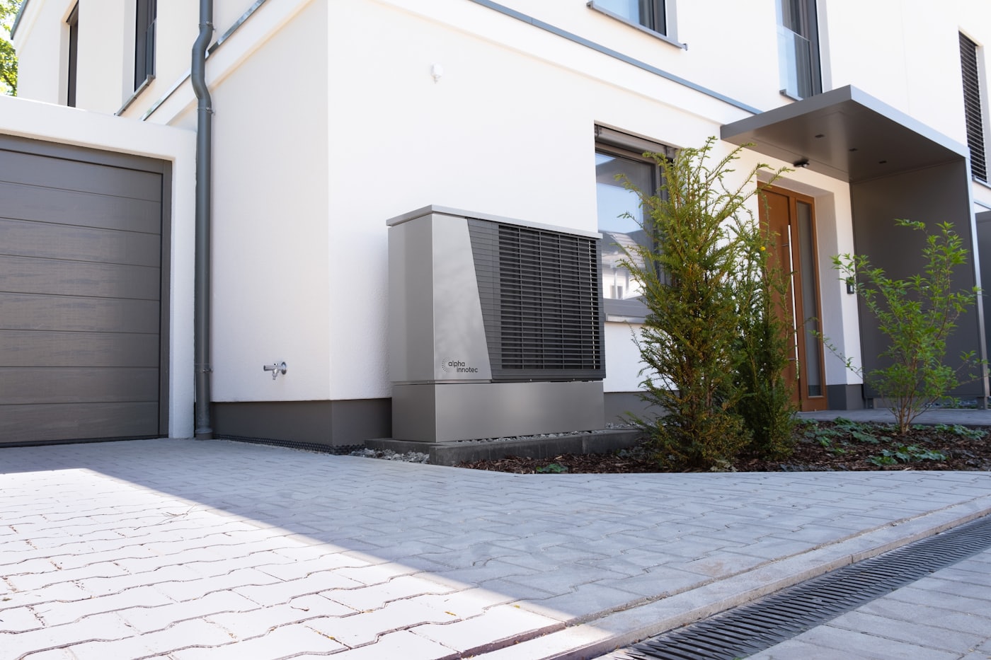 Pompe à chaleur air/eau installée devant une maison individuelle